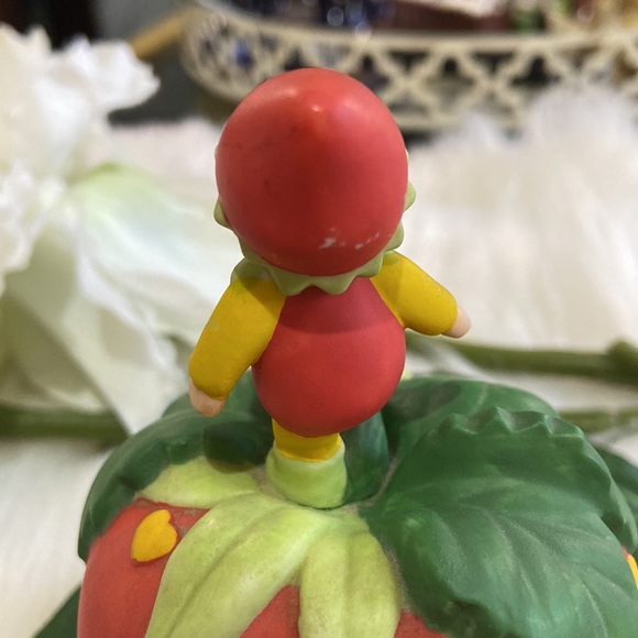 Avon Vintage Porcelain Bell Hearts Delight a Strawberry w/ an Elf Pixie 1993 - Picture 11 of 17